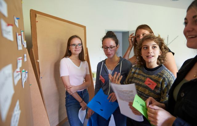 Schülerinnen vor Metaplanwänden bei einer SchulBrücke